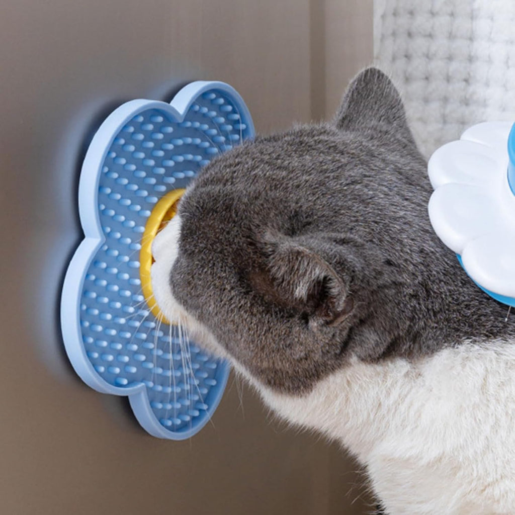 Chien utilisant le tapis de léchage fleur