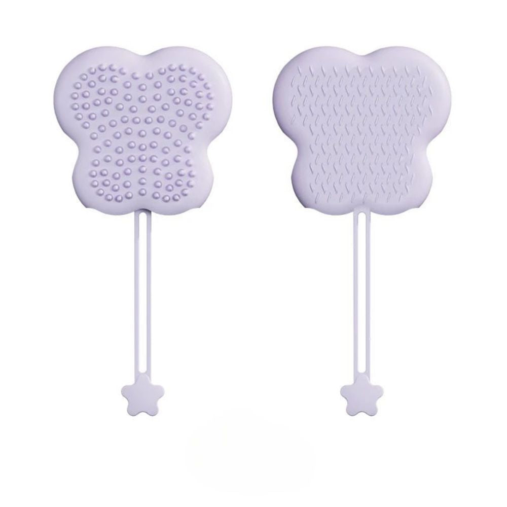 Chien lavé avec le gant de bain silicone